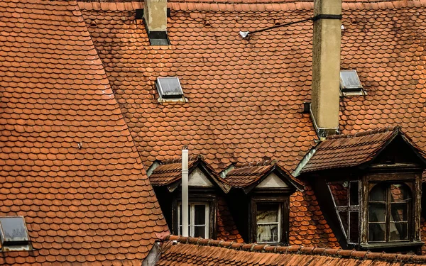 Braunes Altes Dach Dachziegel Europäisches Haus Dachziegel Orangefarben Dachgeschossfenster Bamberg — Stockfoto