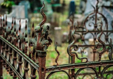 Eski paslı metal çitler, bokeh, gotik arka plan. Mezarlık, korku. Vilnius, Litvanya