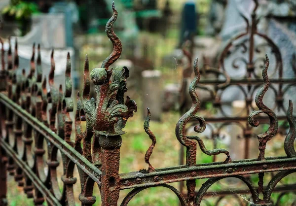 Cerca Metal Enferrujado Velho Bokeh Fundo Gótico Cemitério Medo Vilnius — Fotografia de Stock