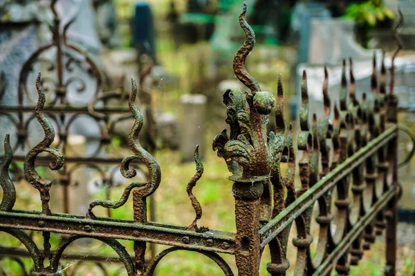 Vecchio Recinto Metallo Arrugginito Bokeh Sfondo Gotico Cimitero Paura Vilnius — Foto Stock