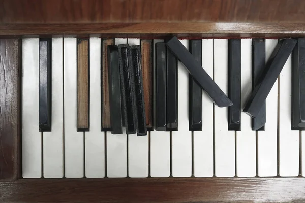 Tiro Perto Velho Teclado Piano Abandonado Vista Superior — Fotografia de Stock