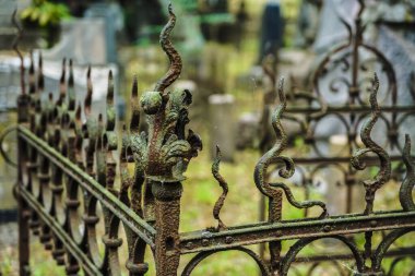 Eski paslı metal çitler, bokeh, gotik arka plan. Mezarlık, korku. Vilnius, Litvanya