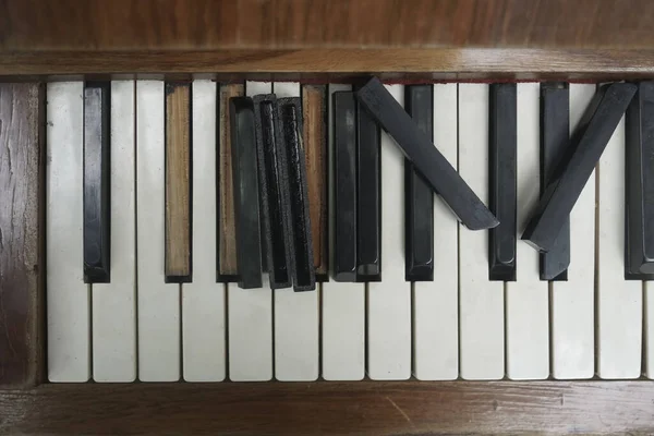 Közelkép Egy Elhagyatott Zongora Billentyűzetről Felülnézet — Stock Fotó