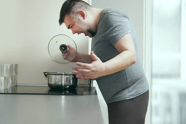 Hombre Enojado Quita Tapa Sartén Cocina Interior Fondo Alimentos Mal — Foto de Stock