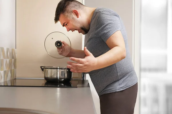 Homme Colère Enlève Couvercle Casserole Intérieur Cuisine Sur Fond Nourriture — Photo