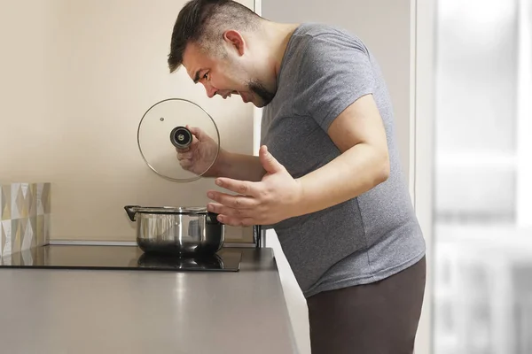 Homme Colère Enlève Couvercle Casserole Intérieur Cuisine Sur Fond Nourriture — Photo