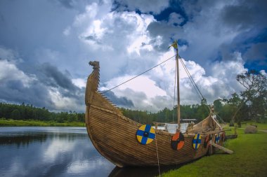 Longship - Bir Viking kayığı. Drakkar teknesi. Viking nakliye gemisi