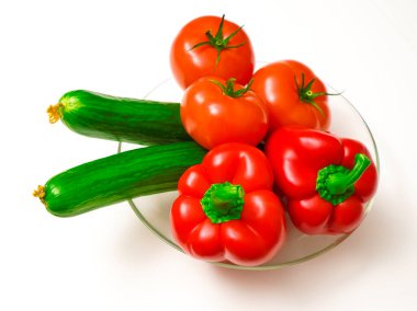 Tamamen farklı sebzelerin karışımı. Salata için bardakta malzemeler. beyaz arkaplanda izole.