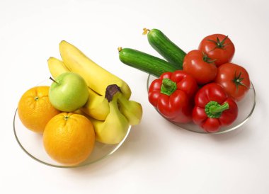 Şeffaf bardakta meyve ve sebzeler. beyaz arkaplanda izole.