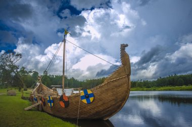 Longship - Bir Viking kayığı. Drakkar teknesi. Viking nakliye gemisi