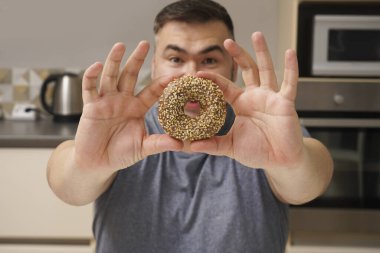 Güzel bir hayat. Mutfaktaki adam. Olgun adam. Çörek tatlısı. Çikolatalı çörek. Diyet yaparken günaha girme.