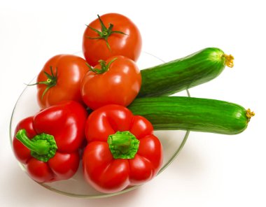 Tamamen farklı sebzelerin karışımı. Salata için bardakta malzemeler. beyaz arkaplanda izole.