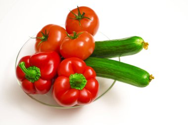 Tamamen farklı sebzelerin karışımı. Salata için bardakta malzemeler. beyaz arkaplanda izole.