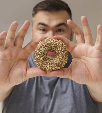 Güzel bir hayat. Mutfaktaki adam. Olgun adam. Çörek tatlısı. Çikolatalı çörek. Diyet yaparken günaha girme.