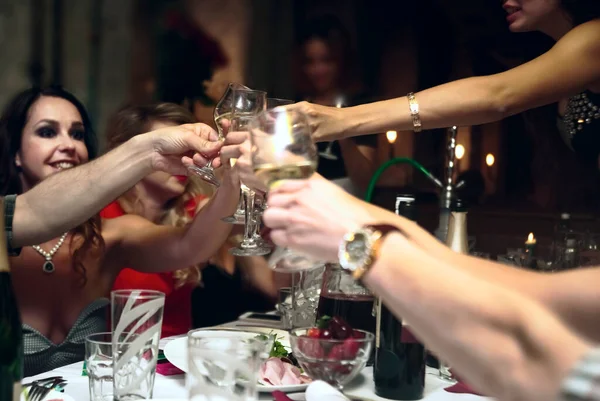 Personas Con Copas Con Vino Champán Felices Amigos Alegres Celebran —  Fotos de Stock