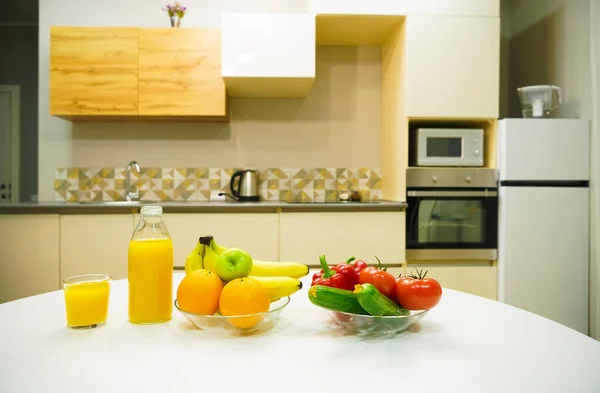Μοντέρνο Κομψό Εσωτερικό Κουζίνας Λαχανικά Και Φρούτα Λευκό Ξύλινο Τραπέζι — Φωτογραφία Αρχείου