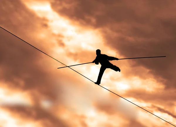 Caminante Errante Cuerda Floja Jugando Fondo Del Cielo Silueta Equilibrista —  Fotos de Stock