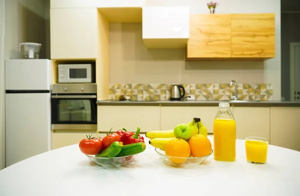 Μοντέρνο Κομψό Εσωτερικό Κουζίνας Λαχανικά Και Φρούτα Λευκό Ξύλινο Τραπέζι — Φωτογραφία Αρχείου