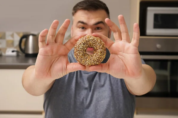 Милая Жизнь Человек Кухонном Фоне Зрелый Мужчина Десерт Пончиками Шоколадный — стоковое фото