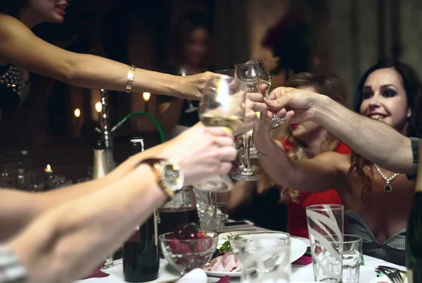 Personas Con Copas Con Vino Champán Felices Amigos Alegres Celebran —  Fotos de Stock