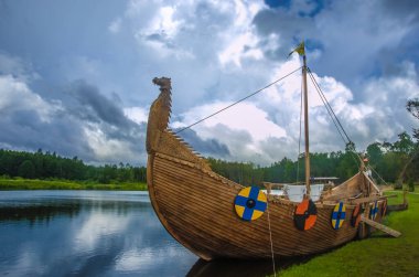 Longship - Bir Viking kayığı. Drakkar teknesi. Viking nakliye gemisi