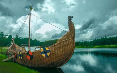 Longship - Bir Viking kayığı. Drakkar teknesi. Viking nakliye gemisi