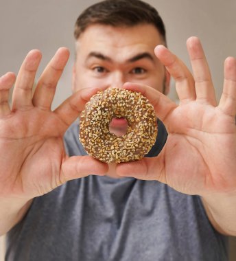 Güzel bir hayat. Mutfaktaki adam. Olgun adam. Çörek tatlısı. Çikolatalı çörek. Diyet yaparken günaha girme.