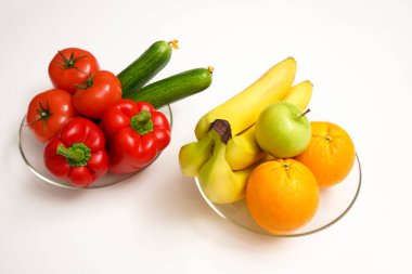 Şeffaf bardakta meyve ve sebzeler. beyaz arkaplanda izole.