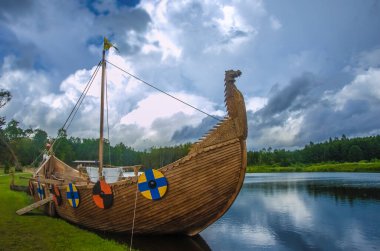 Longship - Bir Viking kayığı. Drakkar teknesi. Viking nakliye gemisi