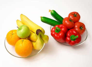 Şeffaf bardakta meyve ve sebzeler. beyaz arkaplanda izole.