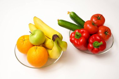 Şeffaf bardakta meyve ve sebzeler. beyaz arkaplanda izole.