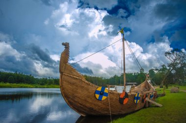 Longship - Bir Viking kayığı. Drakkar teknesi. Viking nakliye gemisi