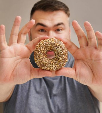 Güzel bir hayat. Mutfaktaki adam. Olgun adam. Çörek tatlısı. Çikolatalı çörek. Diyet yaparken günaha girme.