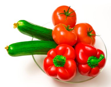 Tamamen farklı sebzelerin karışımı. Salata için bardakta malzemeler. beyaz arkaplanda izole.