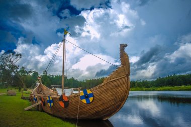Longship - Bir Viking kayığı. Drakkar teknesi. Viking nakliye gemisi
