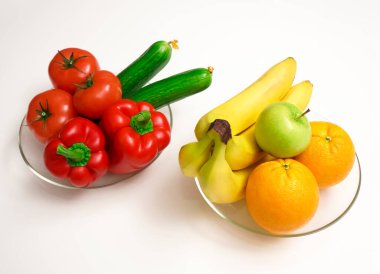 Şeffaf bardakta meyve ve sebzeler. beyaz arkaplanda izole.