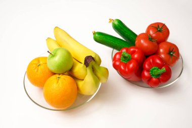 Şeffaf bardakta meyve ve sebzeler. beyaz arkaplanda izole.