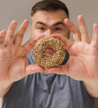 Güzel bir hayat. Mutfaktaki adam. Olgun adam. Çörek tatlısı. Çikolatalı çörek. Diyet yaparken günaha girme.