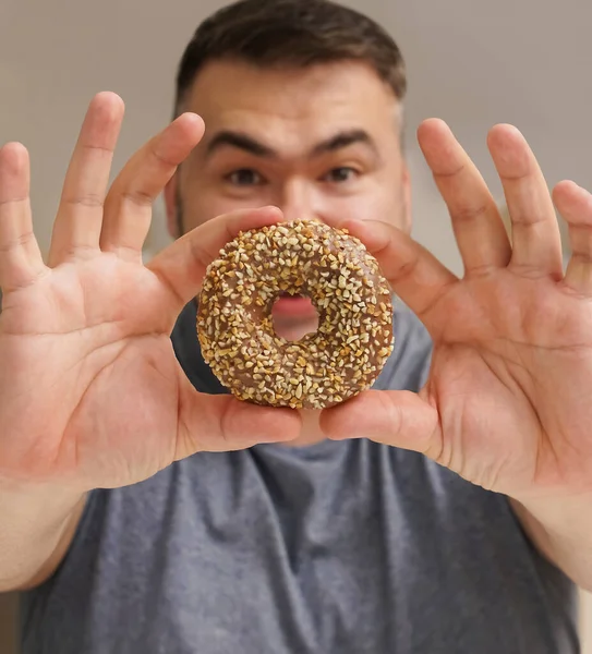 Güzel bir hayat. Mutfaktaki adam. Olgun adam. Çörek tatlısı. Çikolatalı çörek. Diyet yaparken günaha girme.