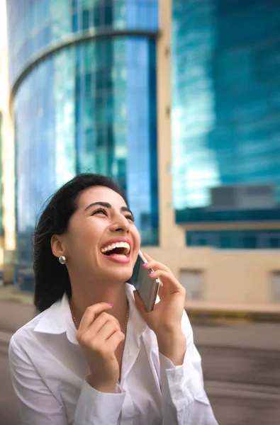 Ung Glad Affärskvinna Talar Mobiltelefon Över Staden Bakgrund Skrattar Asiatisk — Stockfoto