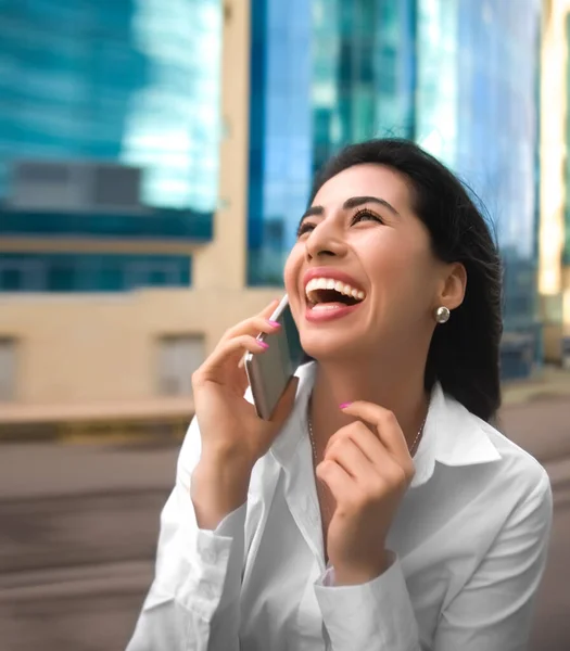 年轻快乐的女商人在城市背景下通过手机交谈 亚洲女商人笑着抬起头来 摩天大楼 现代商业大厦 — 图库照片