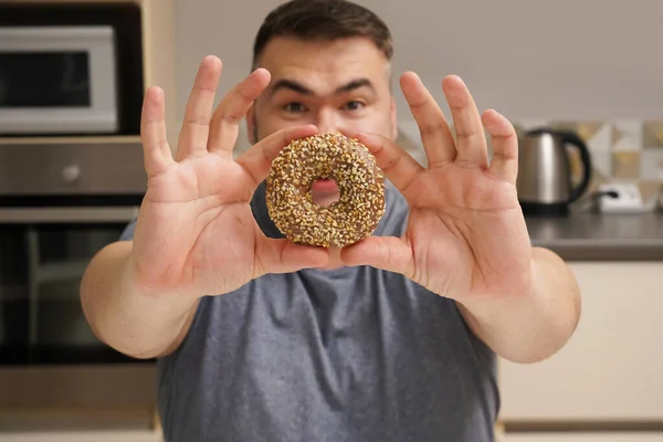 Милая Жизнь Человек Кухонном Фоне Зрелый Мужчина Десерт Пончиками Шоколадный — стоковое фото