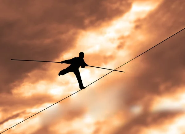 Vandrande Lindansare Spelar Himlen Bakgrund Silhuett Equilibrist Affärsman Med Stolpe — Stockfoto