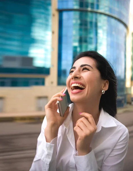 年轻快乐的女商人在城市背景下通过手机交谈 亚洲女商人笑着抬起头来 摩天大楼 现代商业大厦 — 图库照片