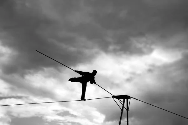 Vandrande Lindansare Spelar Himlen Bakgrund Silhuett Equilibrist Affärsman Med Stolpe — Stockfoto