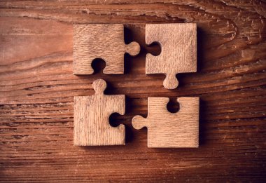 Dört tahta yapboz parçası. bağlantı insanları kavramı