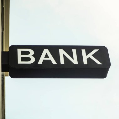 Girişteki arka aydınlatma bankası tabelası. Arka planda mavi gökyüzü. Sokaktaki banka tabelası (Fotoğraf)