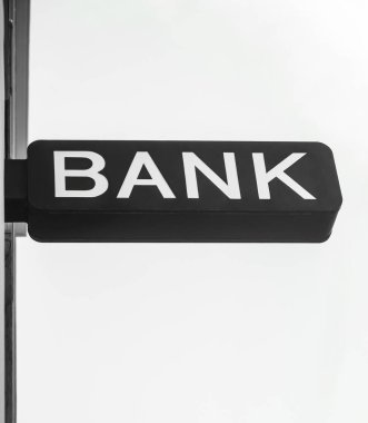 Girişteki arka aydınlatma bankası tabelası. Arka planda mavi gökyüzü. Sokaktaki banka tabelası (Fotoğraf)