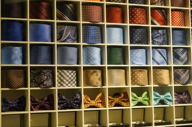 Boyunbağları bir şebeke rafına yerleştirilmiş. Özel dikim papyonlar ve kravatlar. moda arkaplanı. 