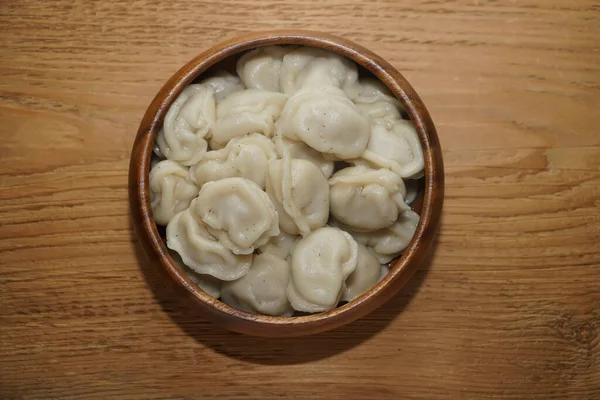 Gnocchi Tradizionali Russi Con Carne Spezie Piatto Legno Rotondo Completo — Foto Stock